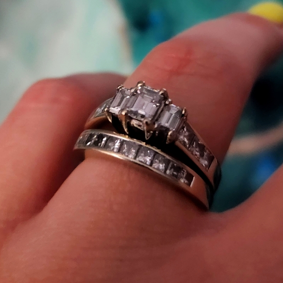 2 CT Diamond Engagement Ring w/ 1 CT wedding band - Picture 3 of 4